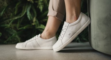 Weiße Sneaker: ein Must-Have für Ihr Frühlingsoutfit