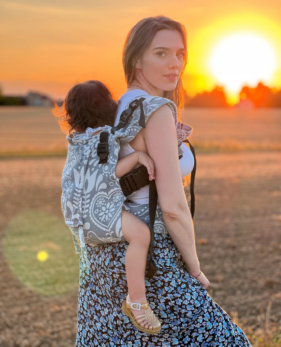 ❤️ Motherhood changes our habits, emotions, and thinking. Small things become a priority, and time flows differently.

🍀 We comprehend all of this. We know you need your space while being close to your children. Take a deep breath and balance your needs with your child's.

🤱 We're with you on this journey. #belenkafamily
📷 @sabine.d.art
.
.
.
.
.
#babycarrier #babywearing #momlife #baby@sabine.d.art