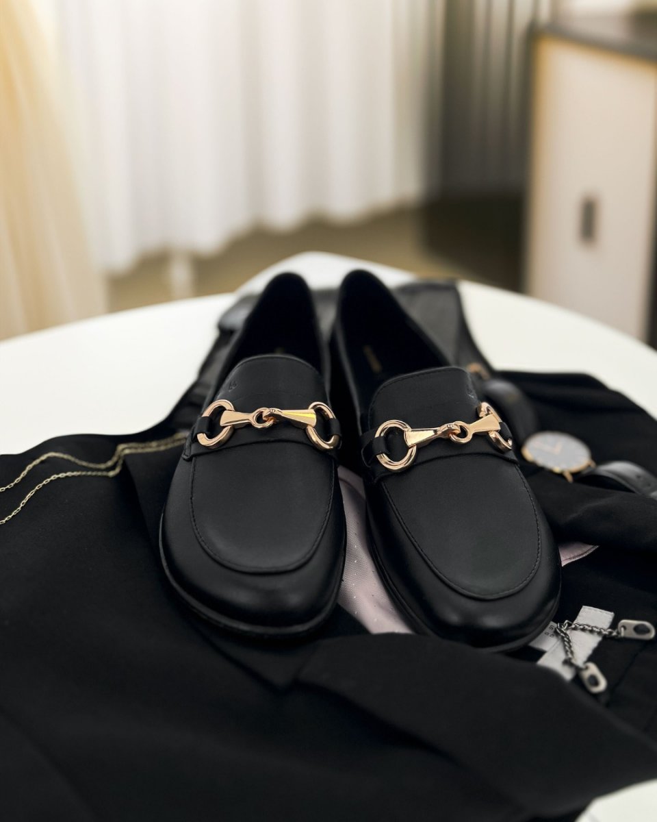 VIVA in classic Black – the perfect blend of elegance and barefoot comfort.🖤

Crafted from high-quality Nappa leather, these moccasins bring a touch of luxury to your everyday style. The sleek design with golden detail adds sophistication, while the barefoot features ensure all-day comfort and natural movement.✨

Whether you’re heading to a meeting or a casual stroll, Viva keeps you grounded – in style.