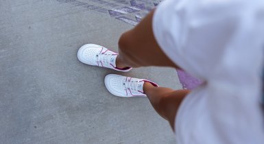 Minimalist wardrobe: How to wear white sneakers with dresses in style?