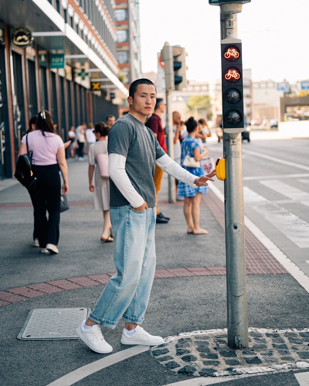 Red light. White sneakers. Zer