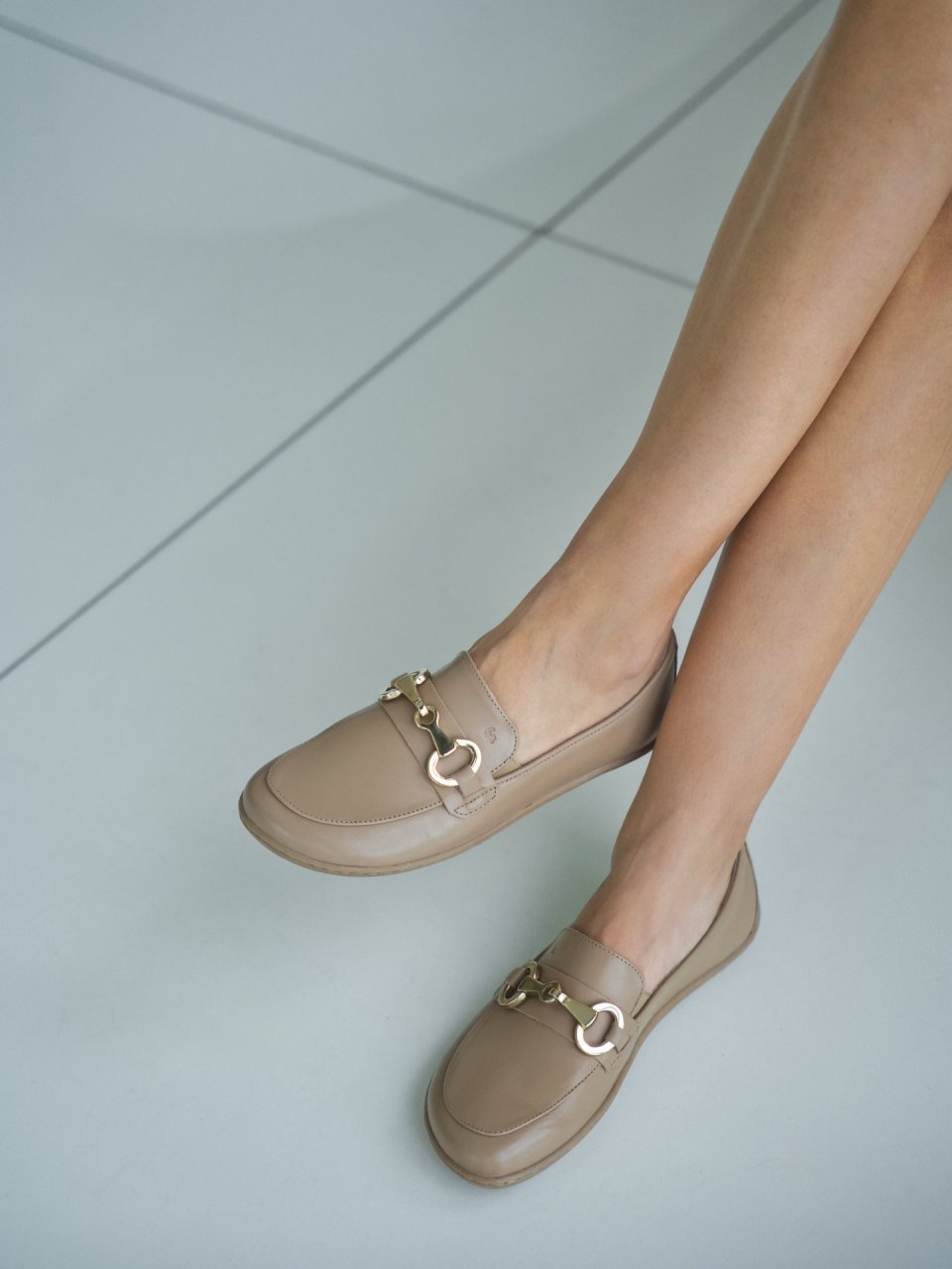 Be Lenka Viva barefoot…