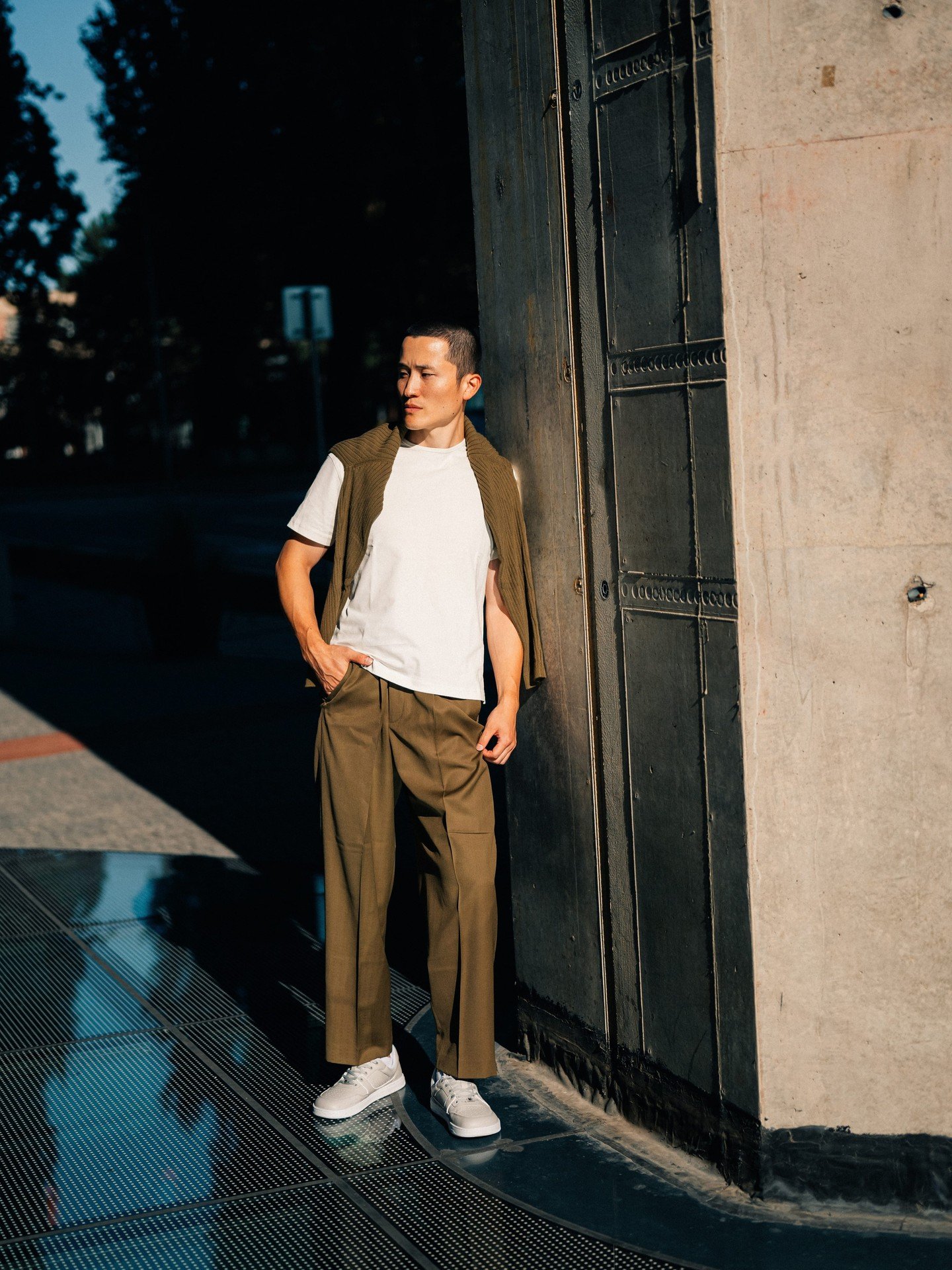 Tailored pants. Barefoot sneak