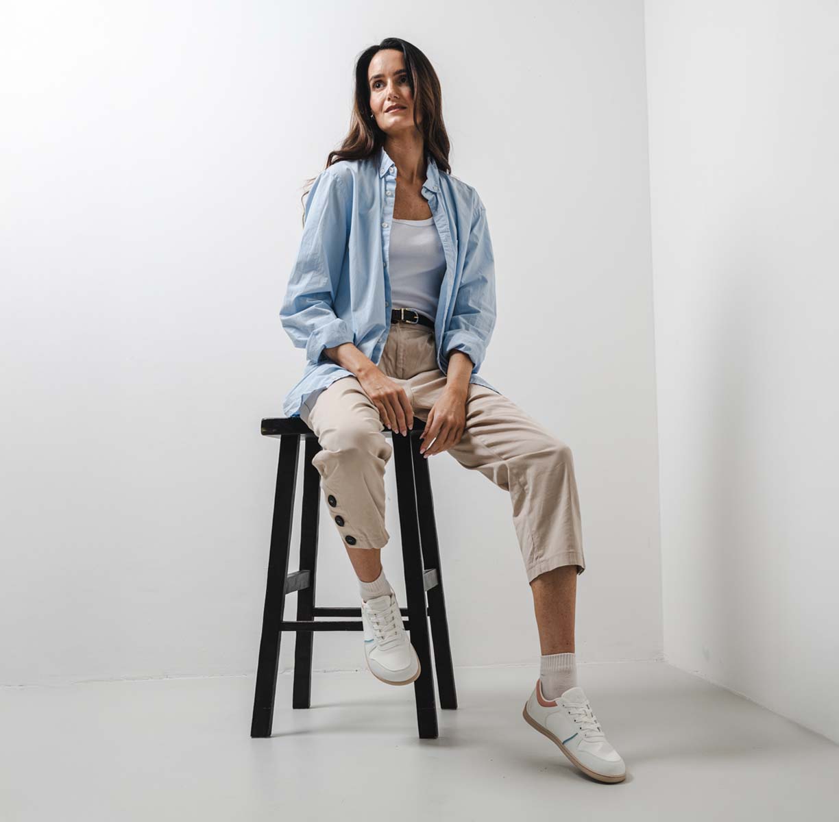 Be Lenka Echo - White Cotton Candy, Barfuß-Sneaker, Lifestyle-Aufnahme mit Model