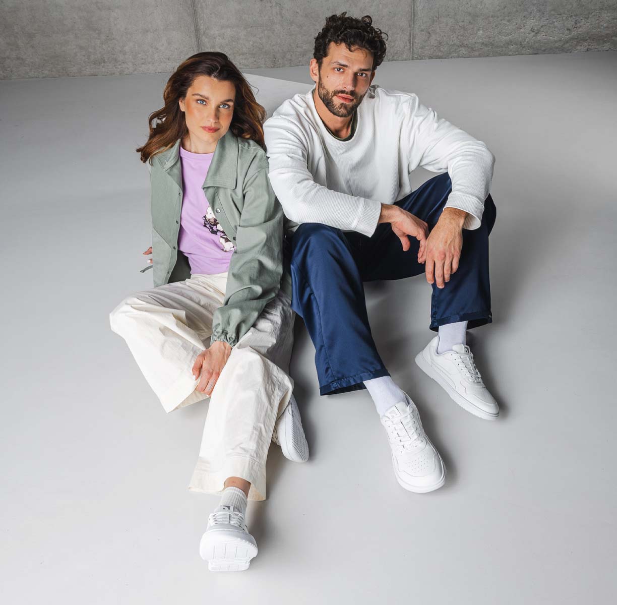 Barebarics Zing - All White Leather, barefoot tenisky, lifestyle záber s modelmi