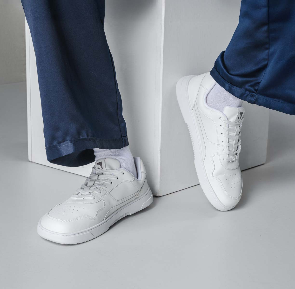 Barebarics Zing - All White Leather, barefoot tenisky, detailný pohľad na nohách