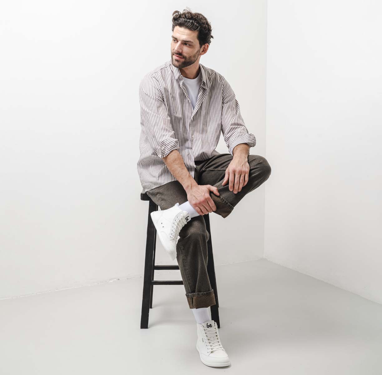 Be Lenka Rebound High Top - All White, wysokie sneakersy barefoot, ujęcie lifestyle w mieście
