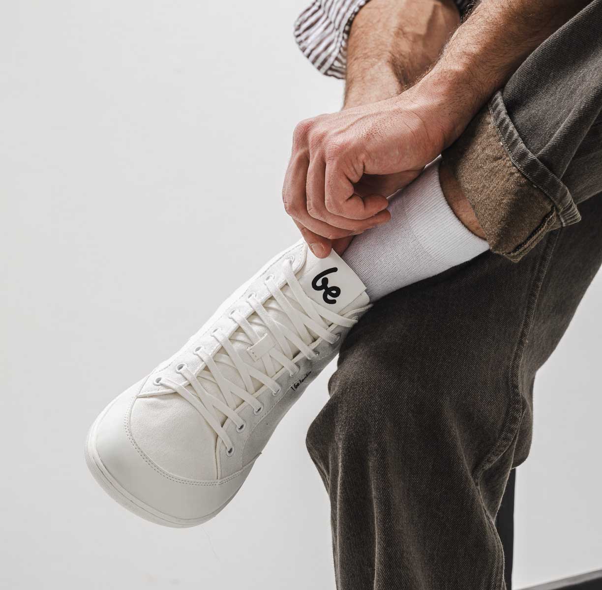 Be Lenka Rebound High Top - All White, wysokie sneakersy barefoot, szczegółowy widok na stopach