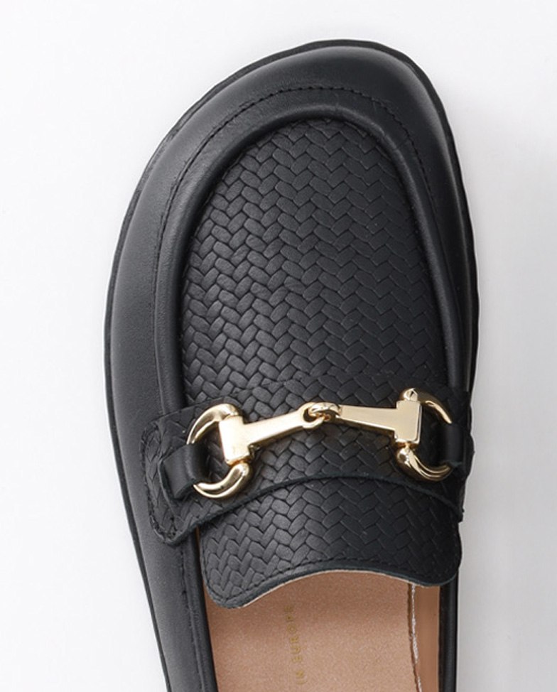 Be Lenka Divella - noir-or, mocassins barefoot, détail de la boucle