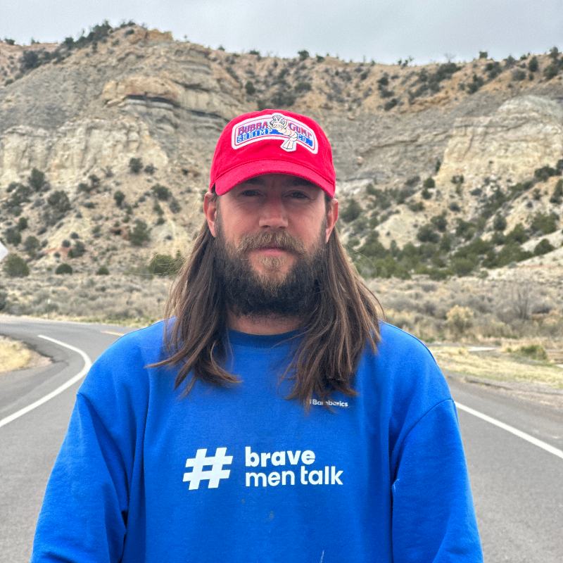 Uomo con felpa Brave Men Talk in un cammino barefoot per la salute mentale