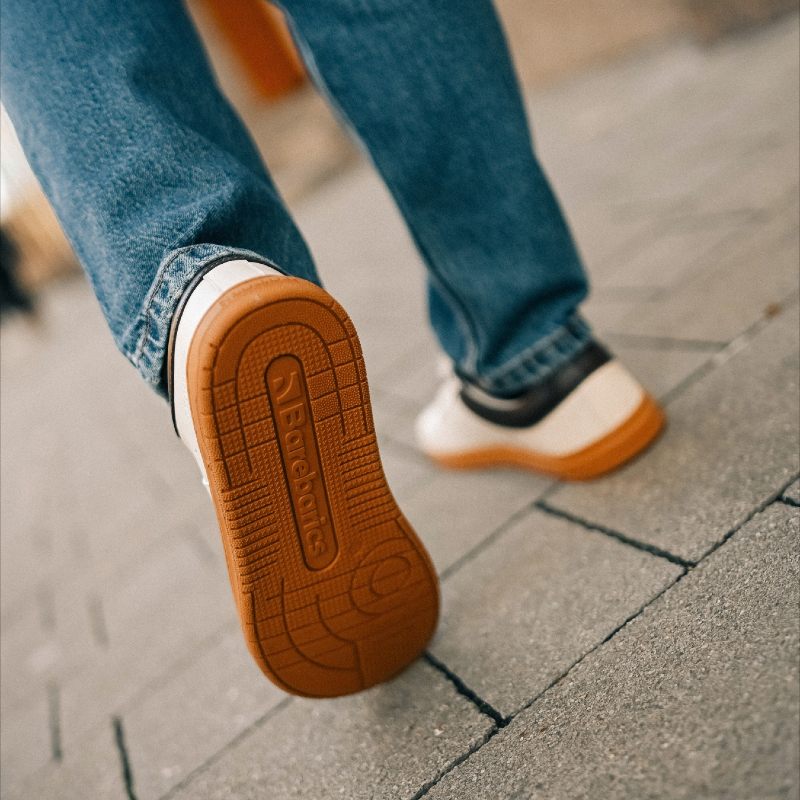 Flexible Sohle von Barfußschuhen beim Gehen
