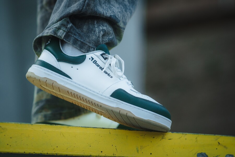 Nahaufnahme eines weiß-grünen Barebarics-Sneakers mit Gummisohle