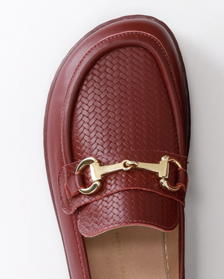 Be Lenka Divella - vínové, barefoot mokasíny, detail na přezku