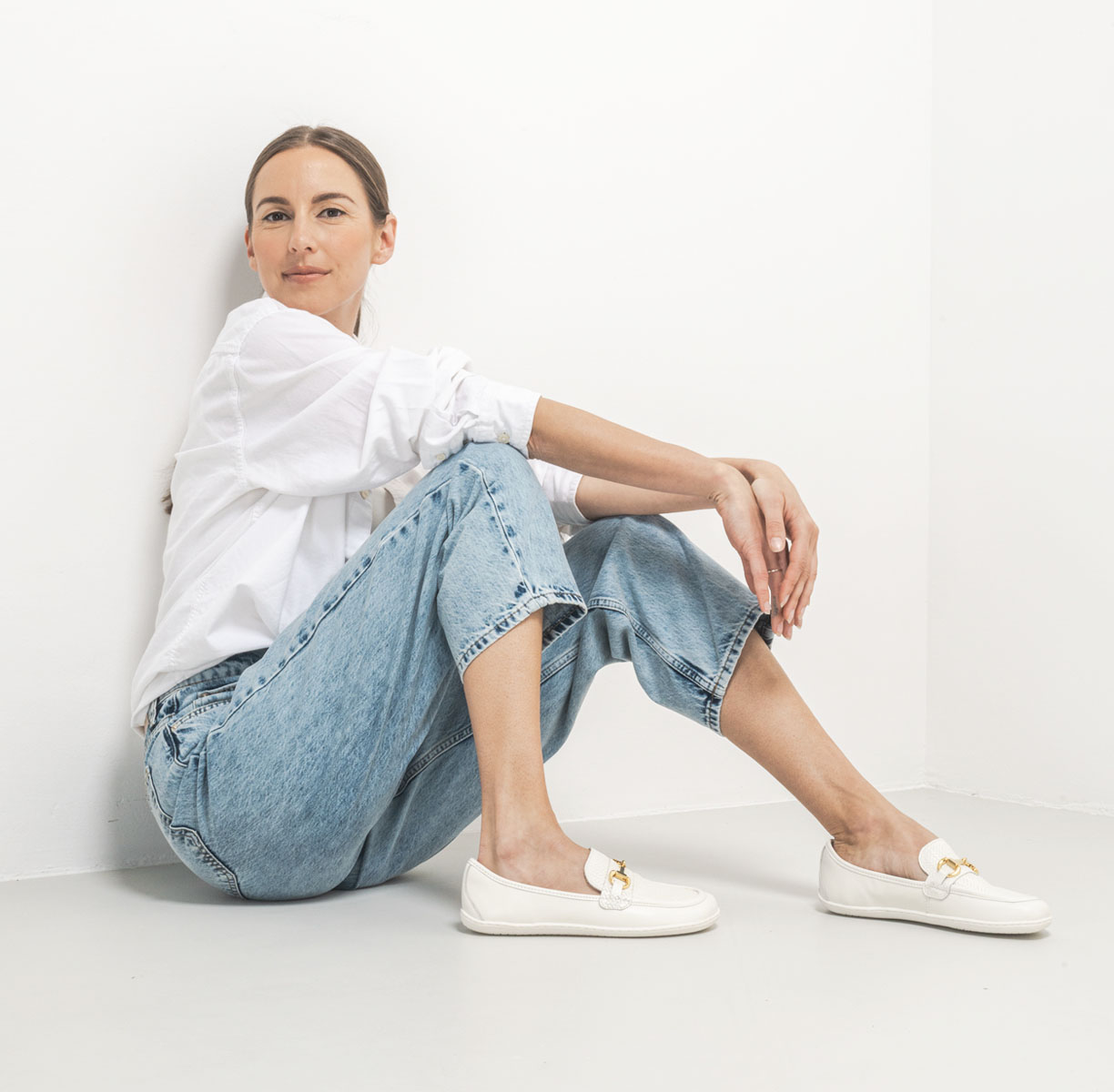Be Lenka Divella - törtfehér, barefoot mokaszin, lifestyle fotó