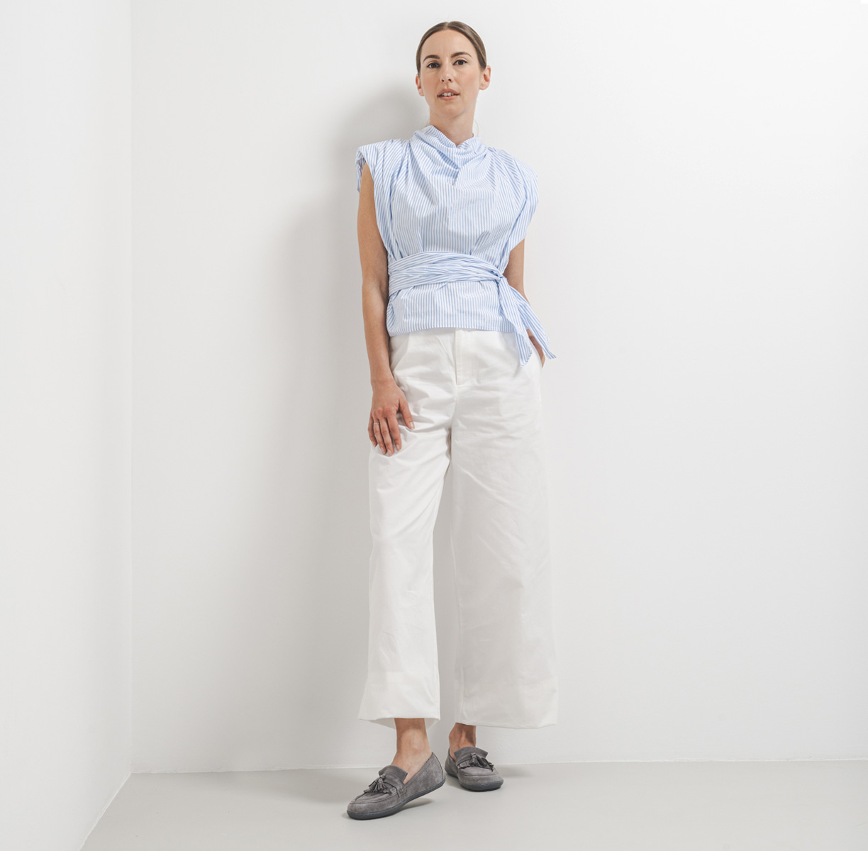 Be Lenka Fiorela - grey, barefoot moccasins, lifestyle shot