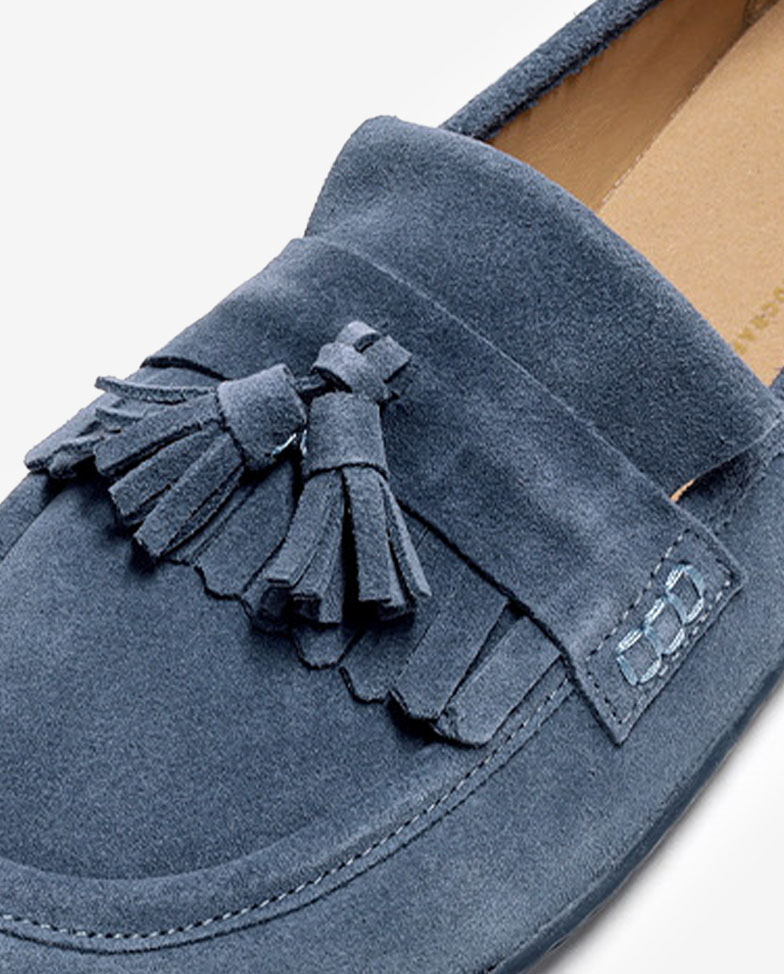 Be Lenka Fiorela - světle modré, barefoot mokasíny, detail na třásně z úhlu