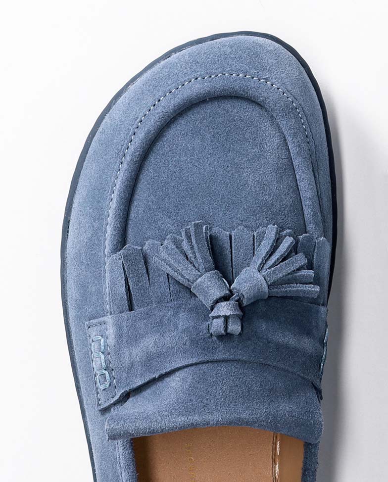 Be Lenka Fiorela - světle modré, barefoot mokasíny, detail na třásně shora