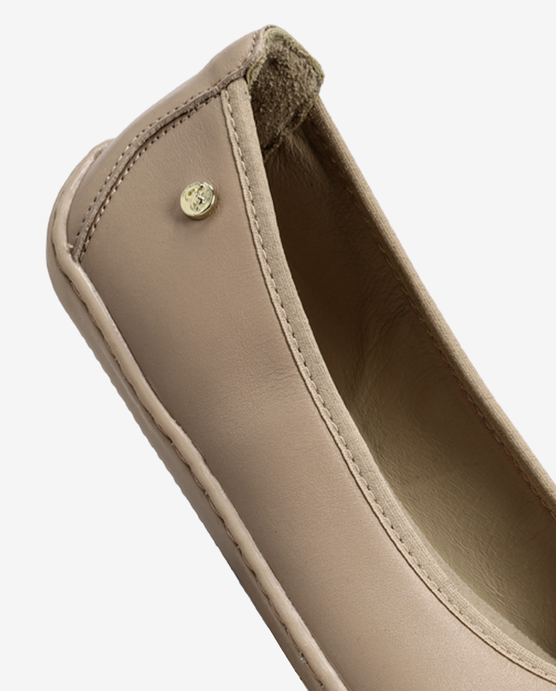 Be Lenka Sophelia - beige, ballerines barefoot, détail du talon sous un angle