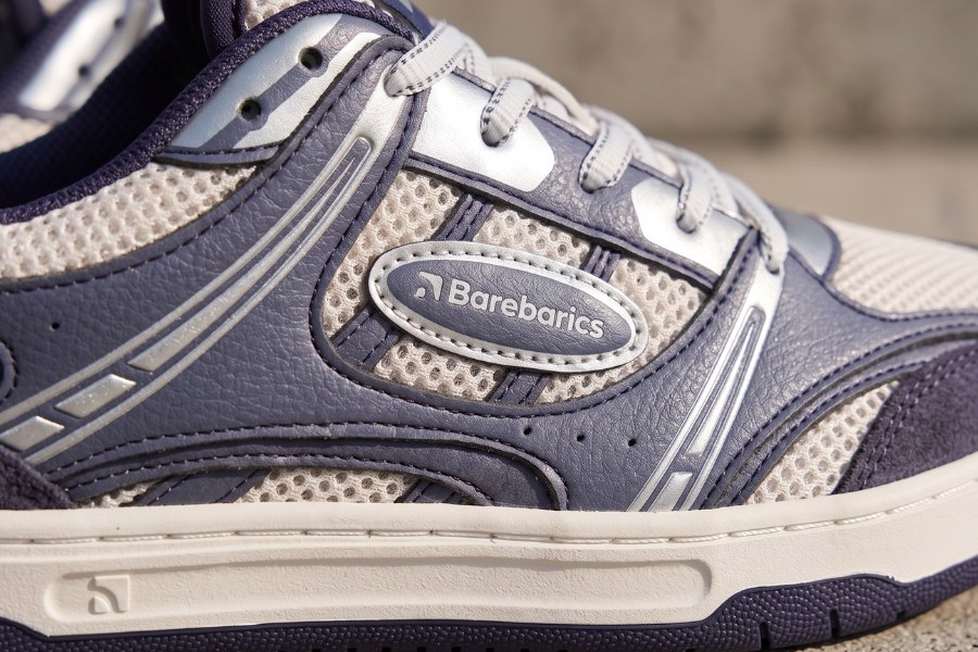 Nahaufnahme eines blau-silbernen Barebarics-Herrensneakers im Retro-Schnitt