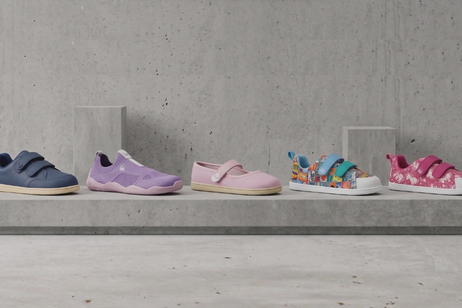 Colección de zapatos barefoot infantiles de moda en cinco modelos y colores sobre una repisa de hormigón Colección de zapatos barefoot infantiles de moda en cinco modelos y colores sobre una repisa de hormigón