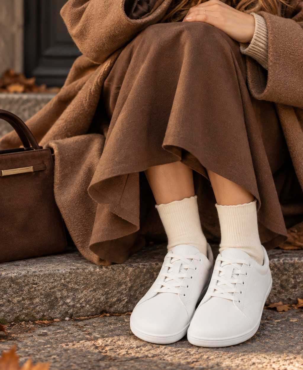 Damen Sneaker Be Lenka Core - Model sitzt auf Treppenstufen