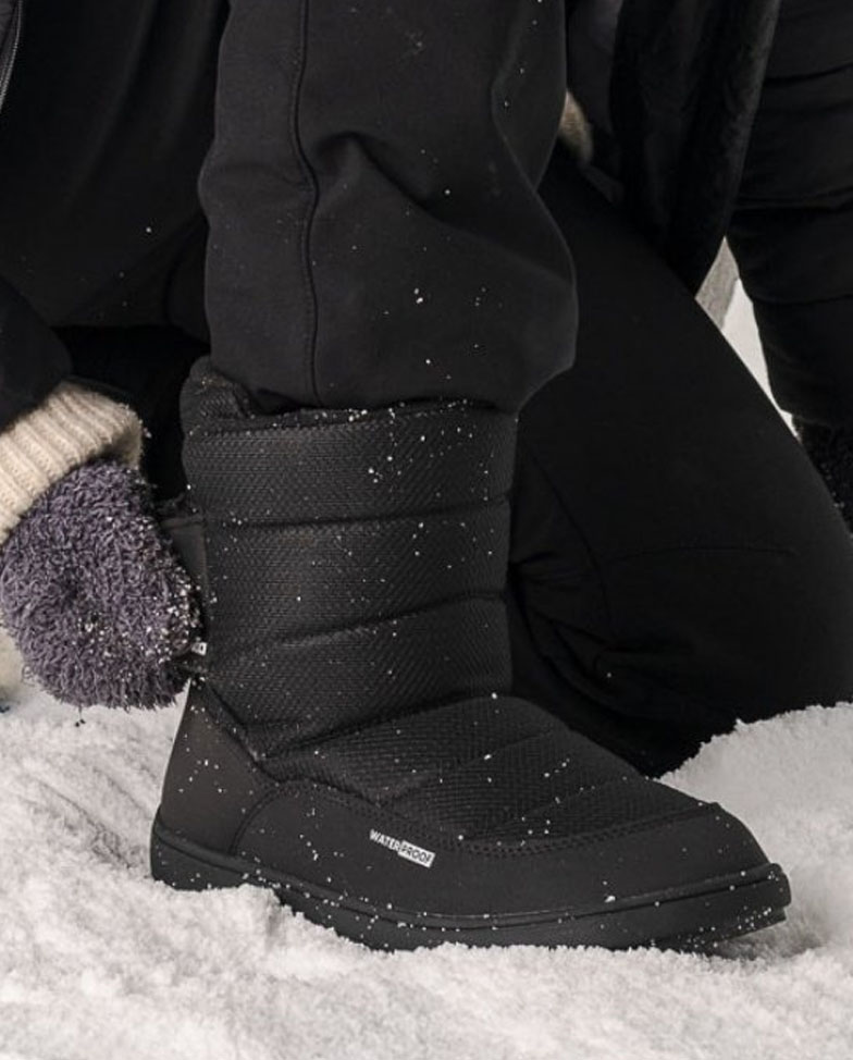 Be Lenka Ailo Kids - All Black, dětské barefoot sněhule, lifestylový záběr