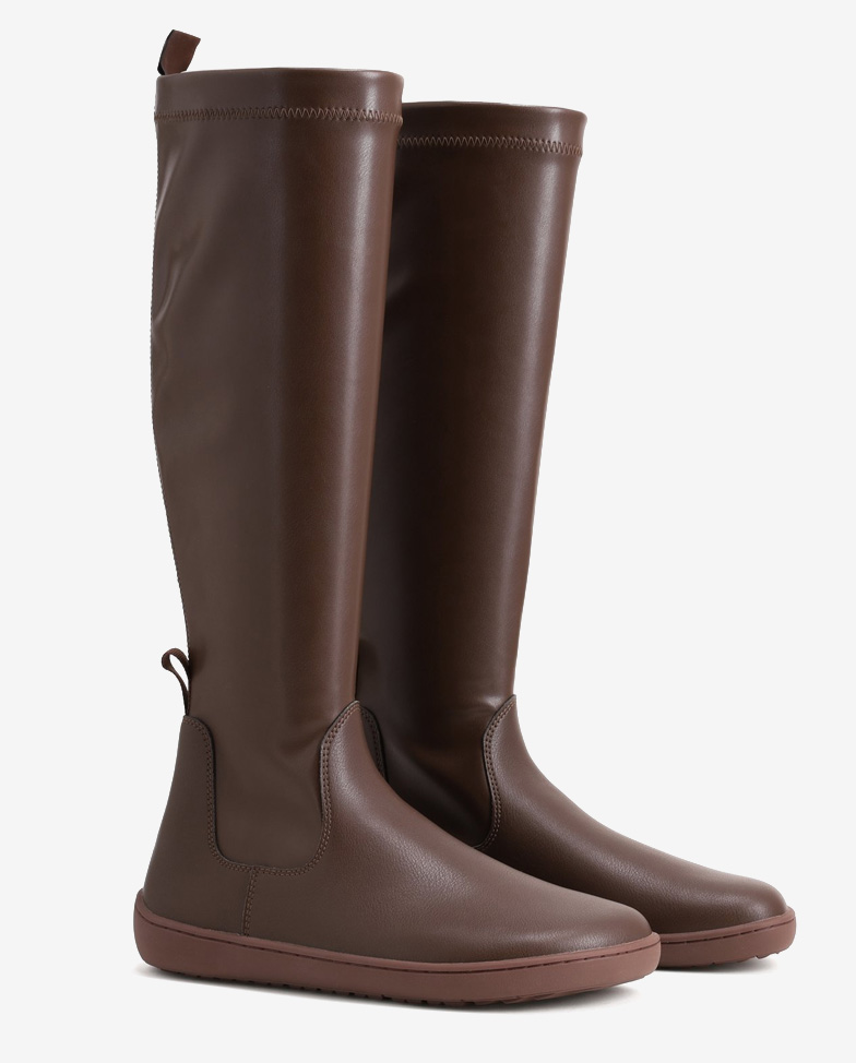 Be Lenka Athena - Chocolate, Barfuß-Kniestiefel, schräger Blick auf das Paar