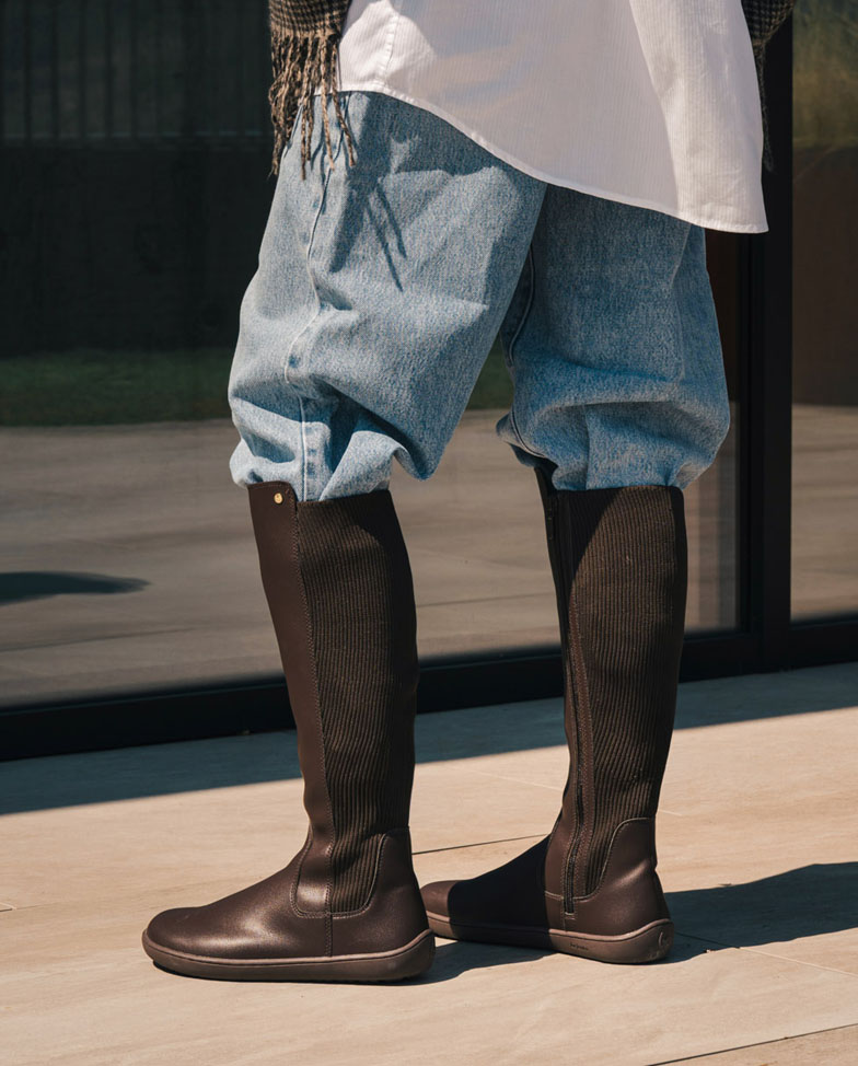Be Lenka Symphony - Dark Brown, botas altas barefoot, foto lifestyle puestas
